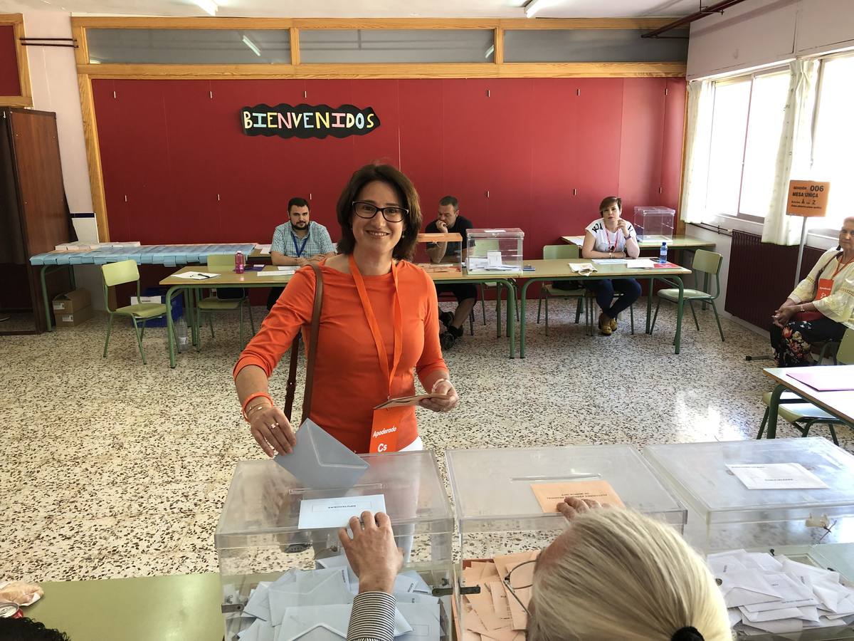 Isabel Cava, de Ciudadanos Alhama, votando a las 11 en el colegio Virgen del Rosario