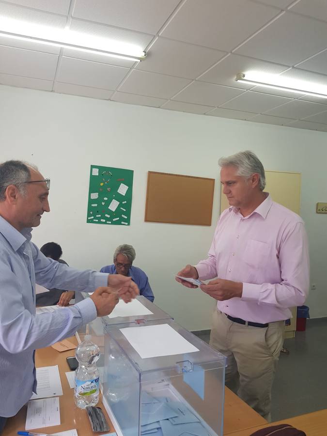 El Alcalde de Albudeite y candidato por el PP, Jesús García, votando en el colegio Virgen de los Remedios.