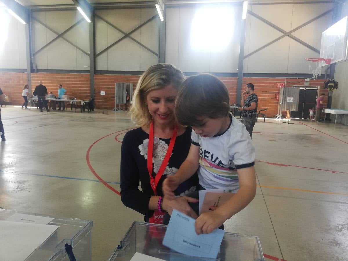 La candidata socialista a la alcaldía de Molina, Esther Clavero, ha ejercido el derecho al voto junto a su hijo Gonzalo, en el colegio Vistarreal, en Altorreal.