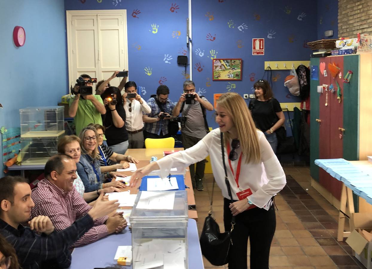 Mariola Guevara PSOE, actual alcaldesa de Alhama, votando a las 10:30 en el centro cultural V Centenario