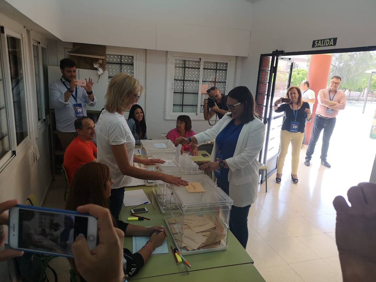 Eva Reverte, candidata del PP en Águilas, ejerce su derecho al voto.