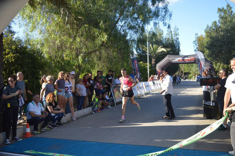 El corredor del Alumbres Sport vence con un tiempo de 20:12 minutos, mientras que la ganadora femenina completó el recorrido en 29:37