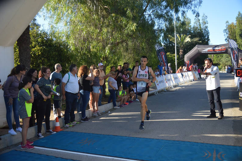 El corredor del Alumbres Sport vence con un tiempo de 20:12 minutos, mientras que la ganadora femenina completó el recorrido en 29:37