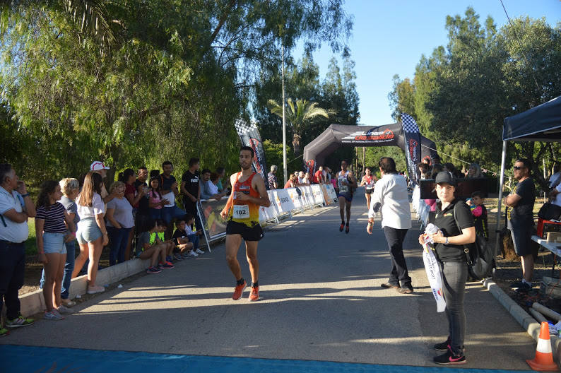 El corredor del Alumbres Sport vence con un tiempo de 20:12 minutos, mientras que la ganadora femenina completó el recorrido en 29:37