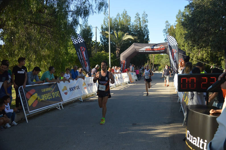 El corredor del Alumbres Sport vence con un tiempo de 20:12 minutos, mientras que la ganadora femenina completó el recorrido en 29:37