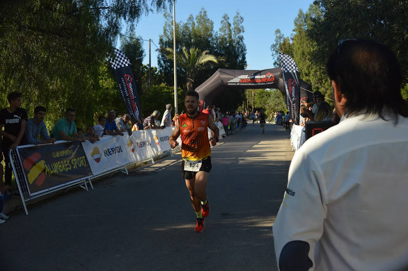 El corredor del Alumbres Sport vence con un tiempo de 20:12 minutos, mientras que la ganadora femenina completó el recorrido en 29:37