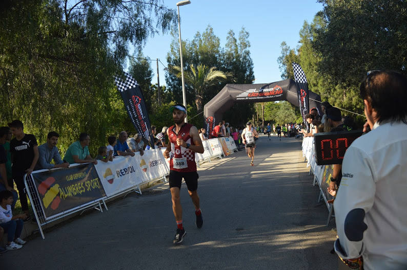 El corredor del Alumbres Sport vence con un tiempo de 20:12 minutos, mientras que la ganadora femenina completó el recorrido en 29:37