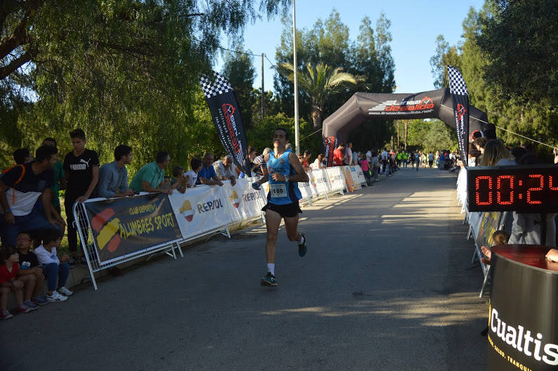 El corredor del Alumbres Sport vence con un tiempo de 20:12 minutos, mientras que la ganadora femenina completó el recorrido en 29:37