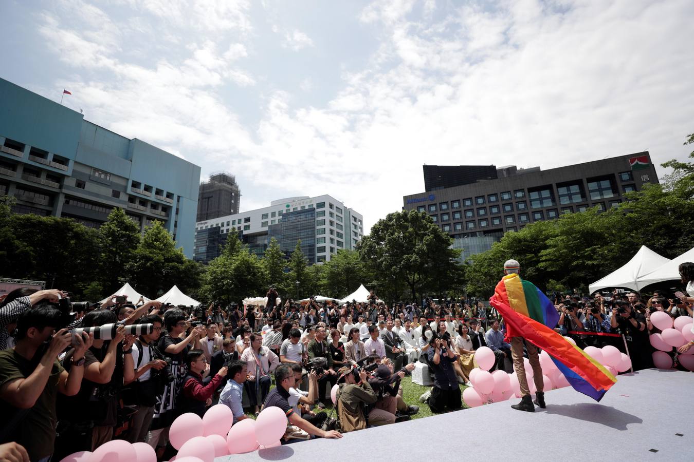 Cientos de parejas se casan durante el primer día del registro civil para matrimonios del mismo sexo en Taipei (Taiwán). Taiwán se convirtió en el primer país asiático en legalizar el matrimonio entre personas del mismo sexo. 