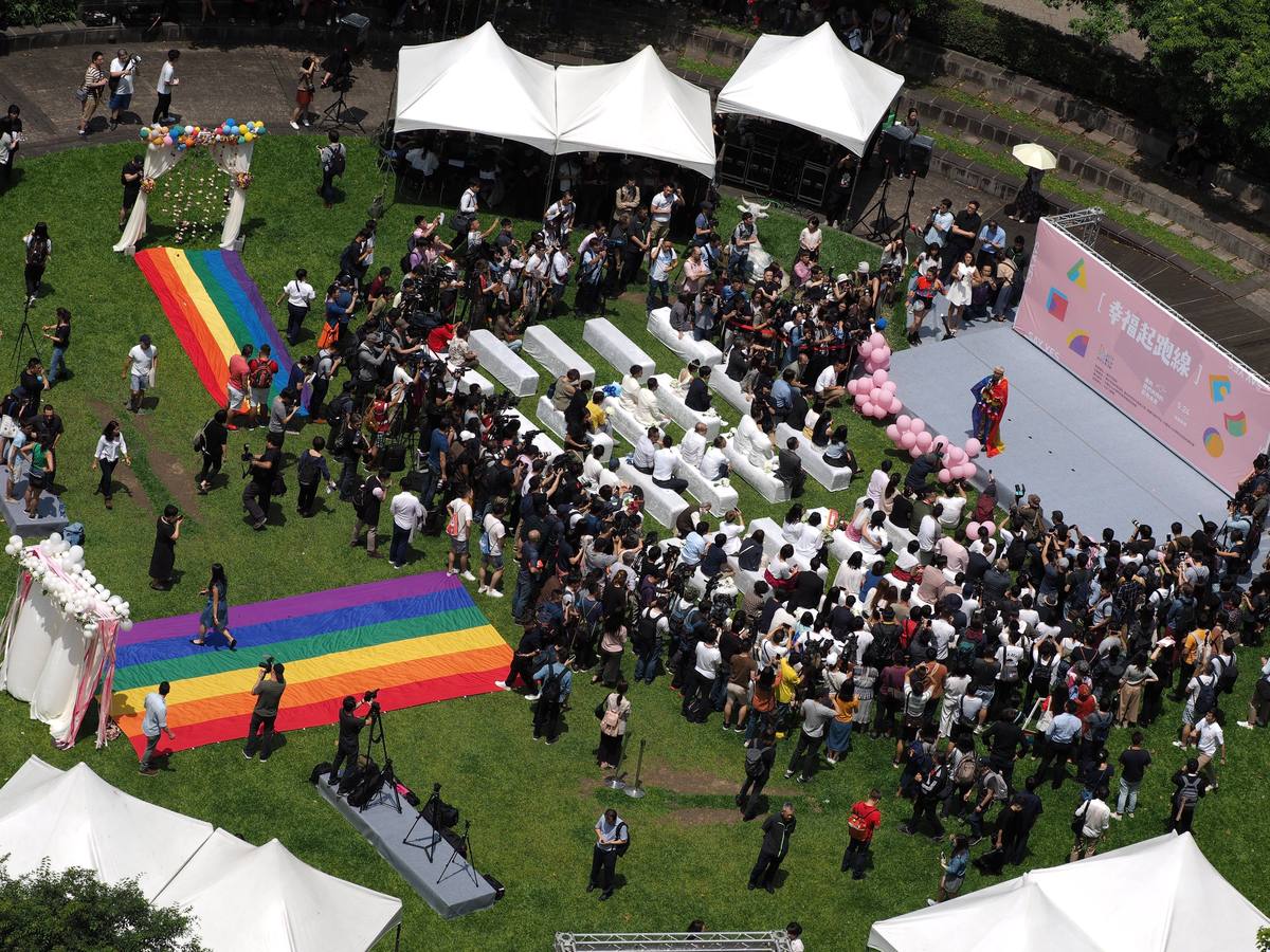 Cientos de parejas se casan durante el primer día del registro civil para matrimonios del mismo sexo en Taipei (Taiwán). Taiwán se convirtió en el primer país asiático en legalizar el matrimonio entre personas del mismo sexo. 