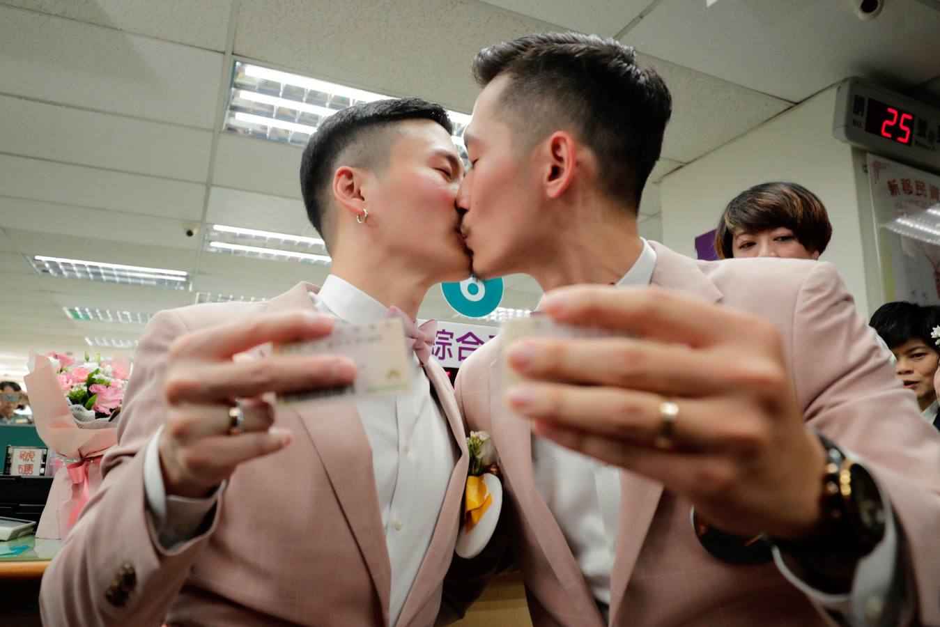 Cientos de parejas se casan durante el primer día del registro civil para matrimonios del mismo sexo en Taipei (Taiwán). Taiwán se convirtió en el primer país asiático en legalizar el matrimonio entre personas del mismo sexo. 