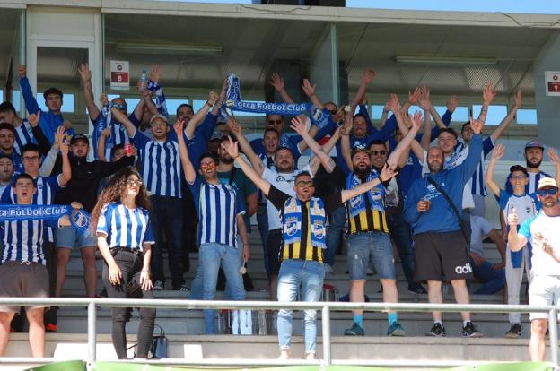 Aficionados del Lorca Fc, ayer, en Alcobendas. 