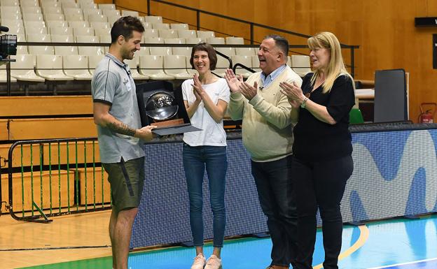 Nico Laprovittola (i), con el trofeo de MVP entregado por sus padres, junto a la novia del jugador. 