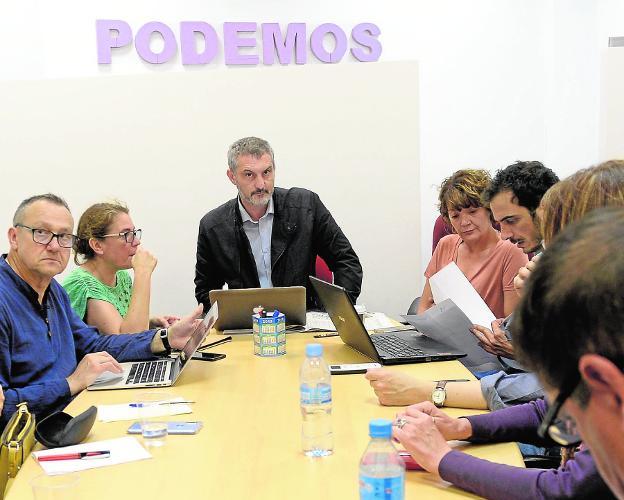 Óscar Urralburu, en el centro, con miembros del Consejo de Coordinación, como María Giménez, Antonio Carrasco, Andrés Pedreño y María López Montalbán, reunidos ayer por la tarde en la sede de Podemos. 