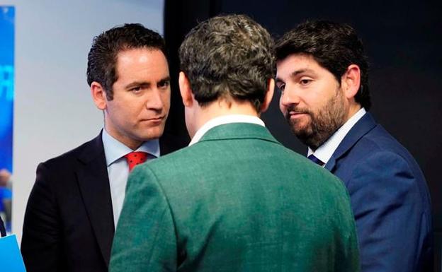 Teodoro García y López Miras charlan con Juan Manuel Moreno, en la reunión de la dirección nacional del PP que analizó ayer los resultados. 