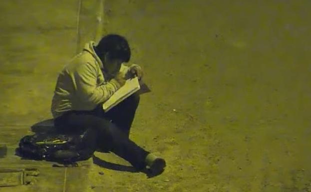 El niño Víctor Martín Angulo estudiando bajo una farola en Moche (Perú).