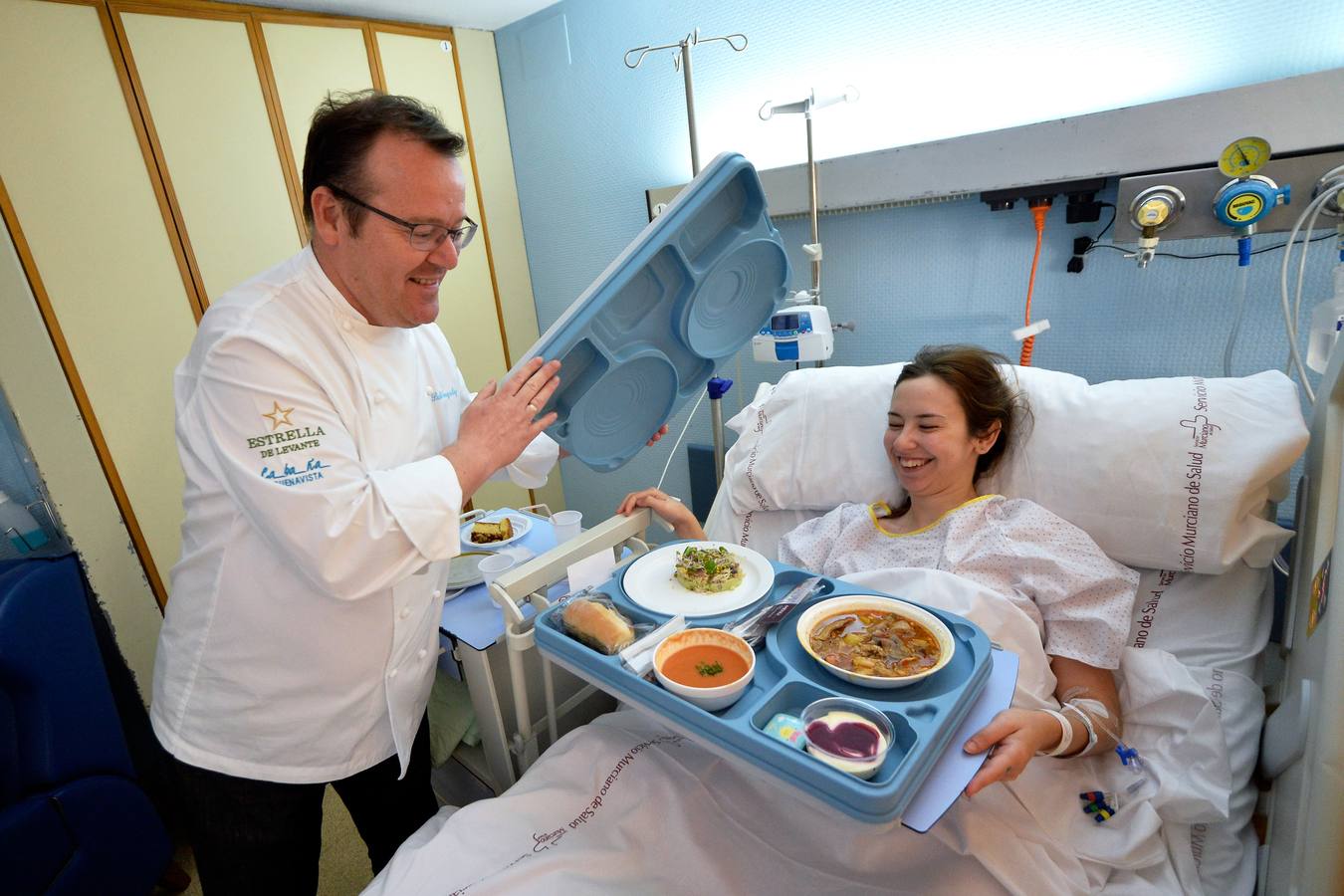 González-Conejero y los alumnos de hostelería de Juan Antonio Pellicer cocinan para los pacientes del Morales y La Arrixaca 