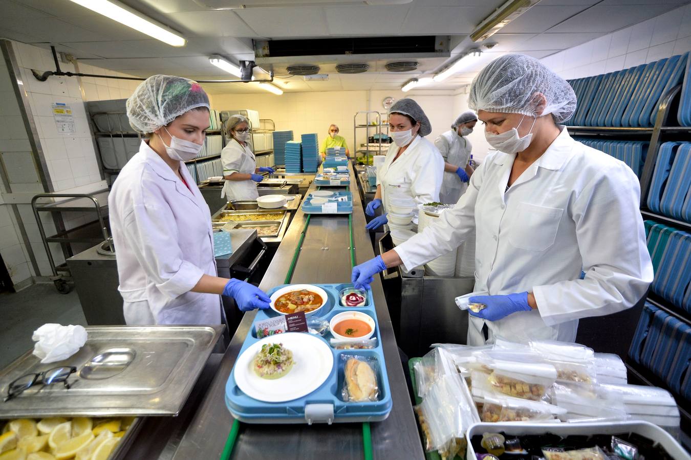 González-Conejero y los alumnos de hostelería de Juan Antonio Pellicer cocinan para los pacientes del Morales y La Arrixaca 