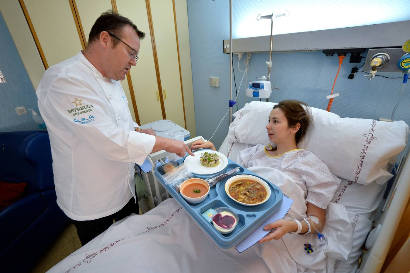 González-Conejero y los alumnos de hostelería de Juan Antonio Pellicer cocinan para los pacientes del Morales y La Arrixaca 