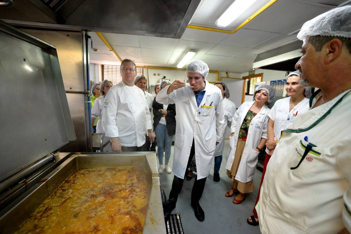 González-Conejero y los alumnos de hostelería de Juan Antonio Pellicer cocinan para los pacientes del Morales y La Arrixaca 
