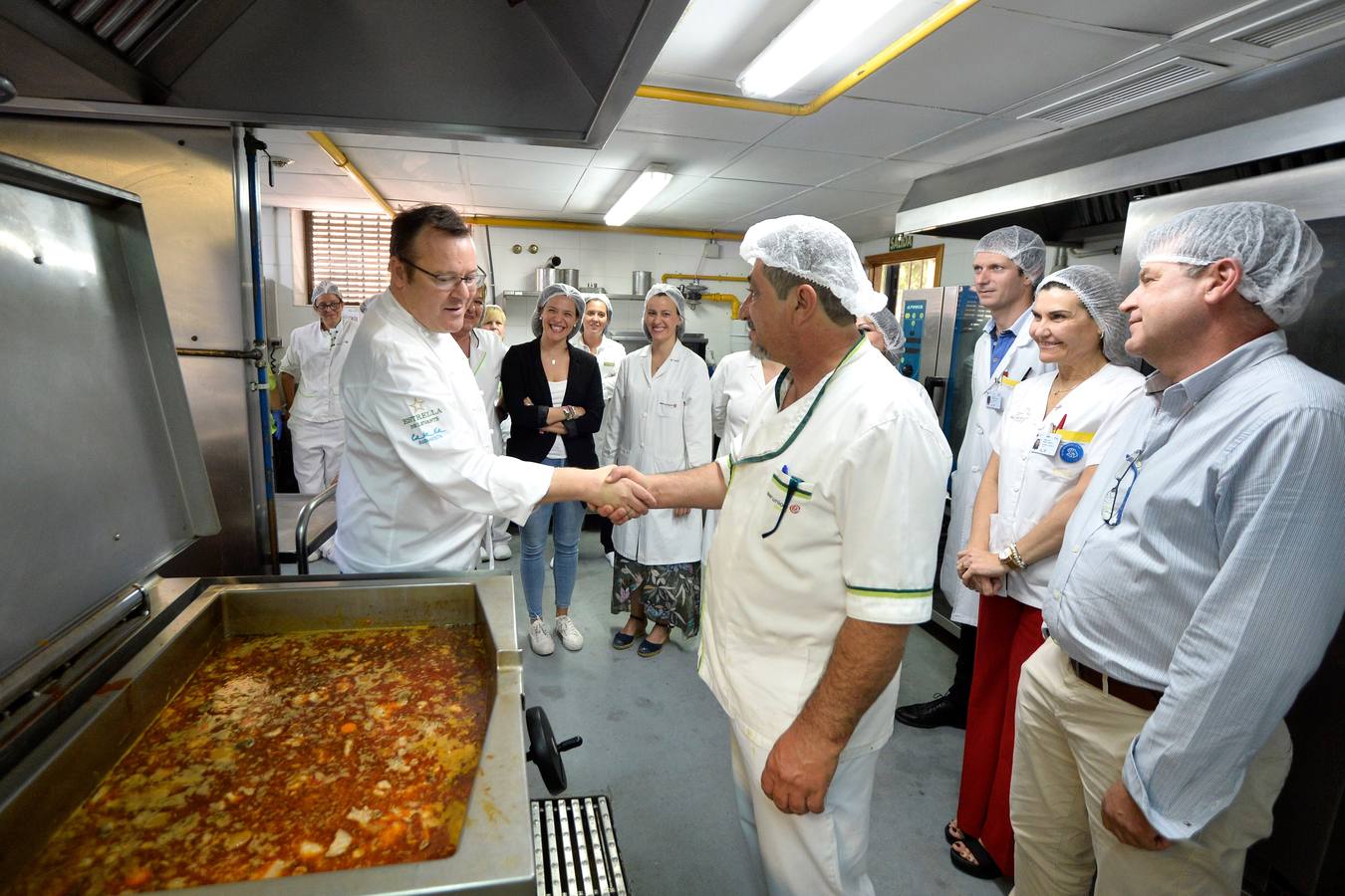 González-Conejero y los alumnos de hostelería de Juan Antonio Pellicer cocinan para los pacientes del Morales y La Arrixaca 