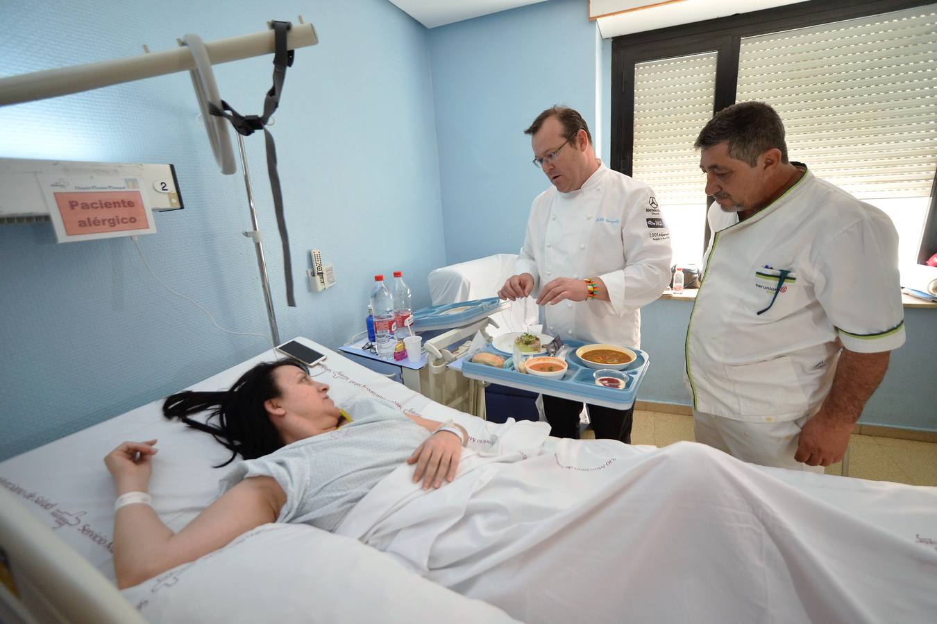 González-Conejero y los alumnos de hostelería de Juan Antonio Pellicer cocinan para los pacientes del Morales y La Arrixaca 