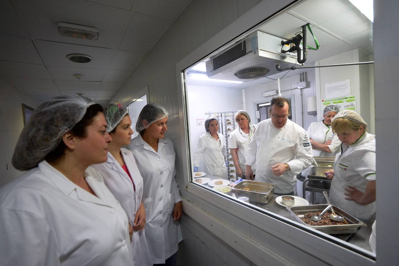 González-Conejero y los alumnos de hostelería de Juan Antonio Pellicer cocinan para los pacientes del Morales y La Arrixaca 