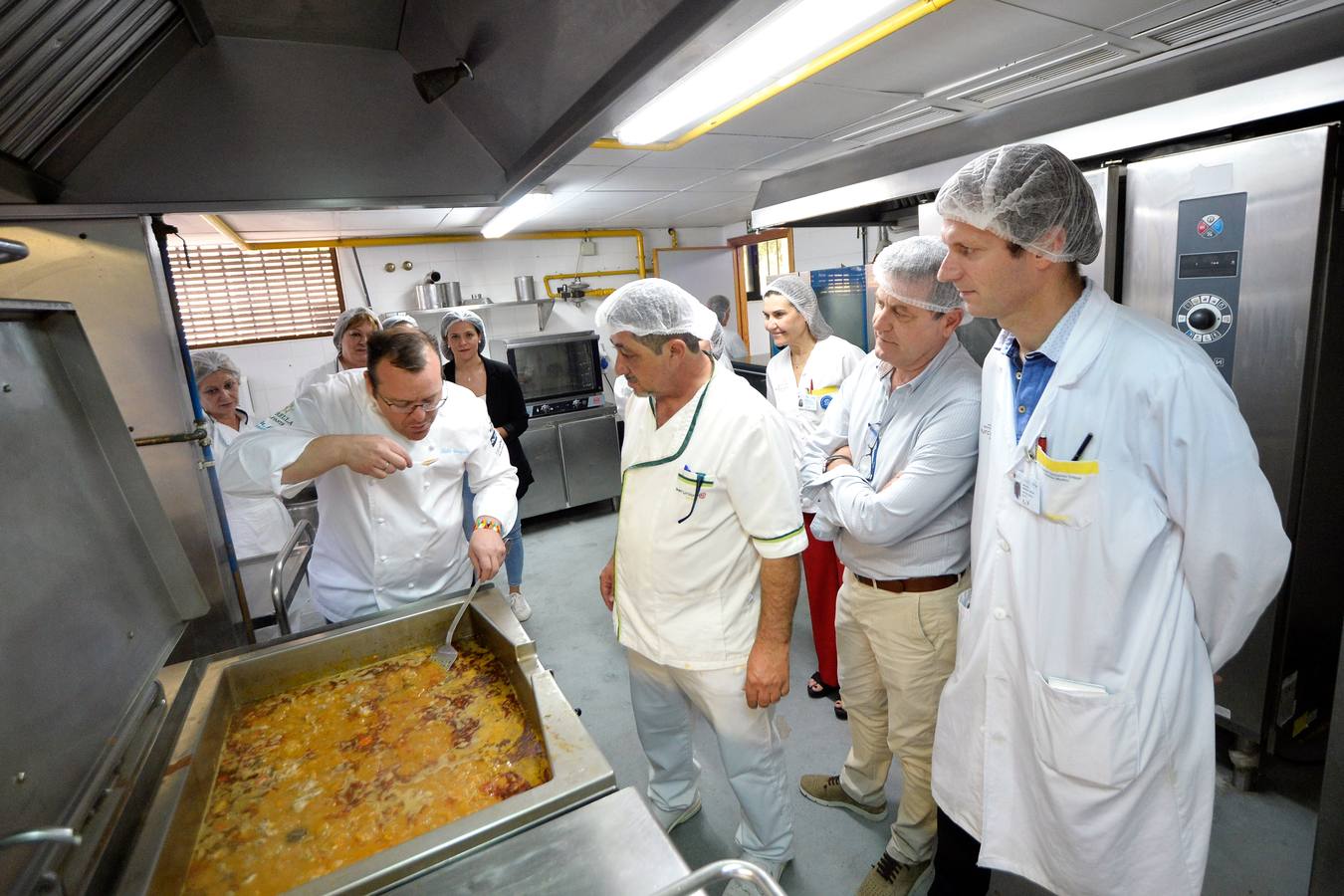 González-Conejero y los alumnos de hostelería de Juan Antonio Pellicer cocinan para los pacientes del Morales y La Arrixaca 