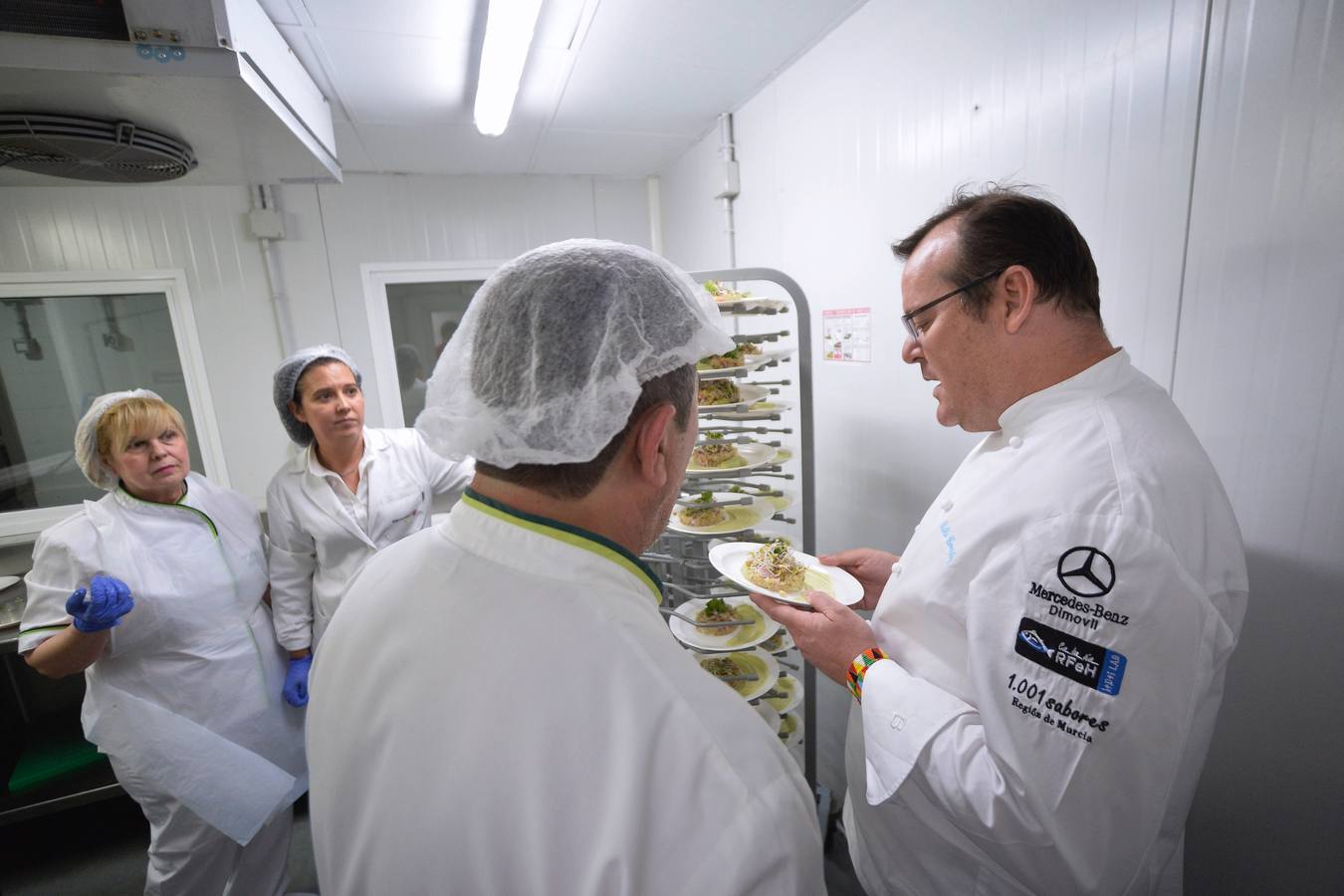 González-Conejero y los alumnos de hostelería de Juan Antonio Pellicer cocinan para los pacientes del Morales y La Arrixaca 