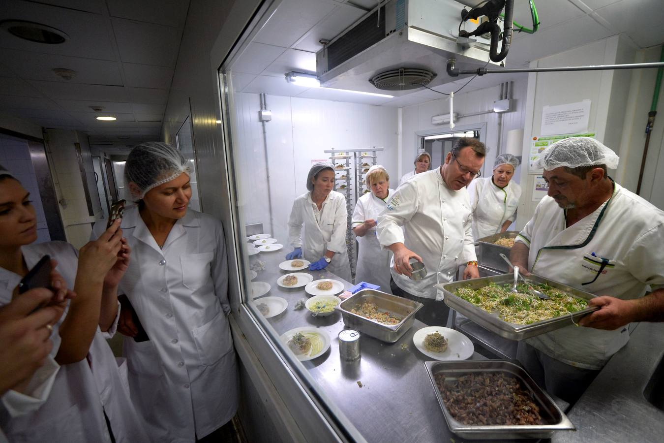 González-Conejero y los alumnos de hostelería de Juan Antonio Pellicer cocinan para los pacientes del Morales y La Arrixaca 