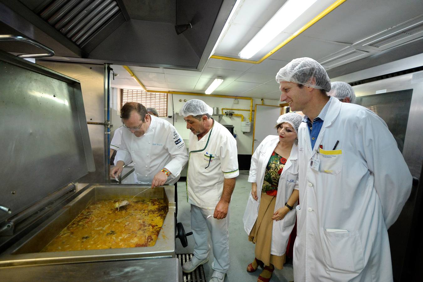 González-Conejero y los alumnos de hostelería de Juan Antonio Pellicer cocinan para los pacientes del Morales y La Arrixaca 