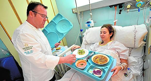 Pablo González-Conejero sirviéndole su menú a una de las pacientes del Morales Meseguer, ayer. 