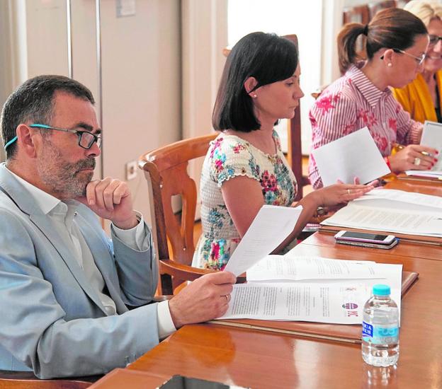 José López y Ana Belén Castejón, con la concejal de MC Isabel García entre ambos, ayer en la Junta de Portavoces. 