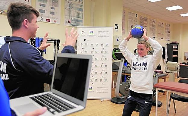 Mireia Belmonte probando el balón medicinal inteligente. 