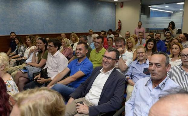 El alcalde de Murcia, José Ballesta, era ayer uno de los más sonrientes en la Junta Directiva del PP regional. 