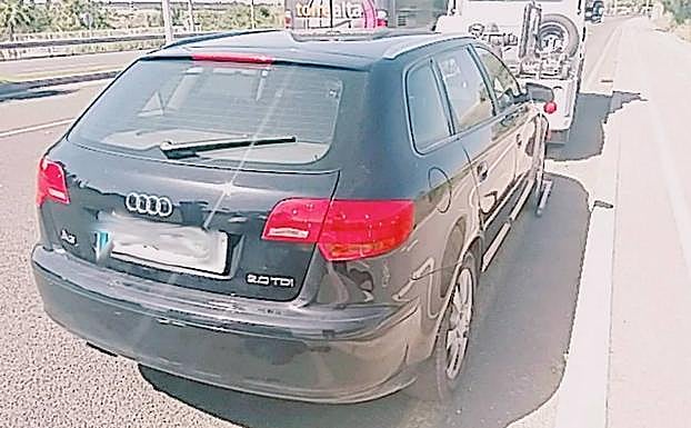 El vehículo siendo inmovilizado por la grúa.