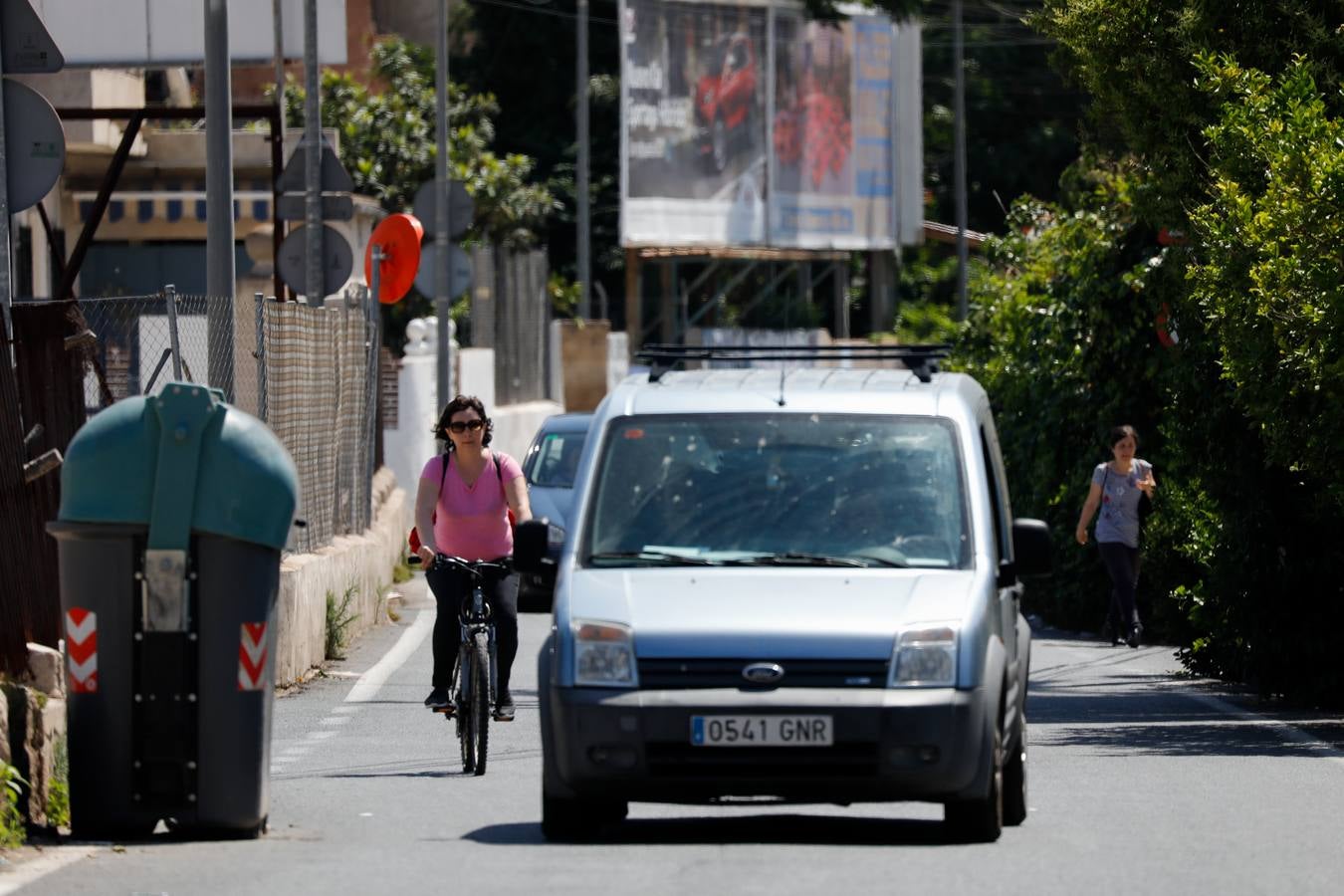 Las 400 familias que viven en el entorno critican que la falta de aceras les expone ante los vehículos.