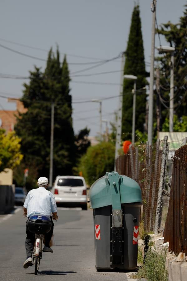 Las 400 familias que viven en el entorno critican que la falta de aceras les expone ante los vehículos.