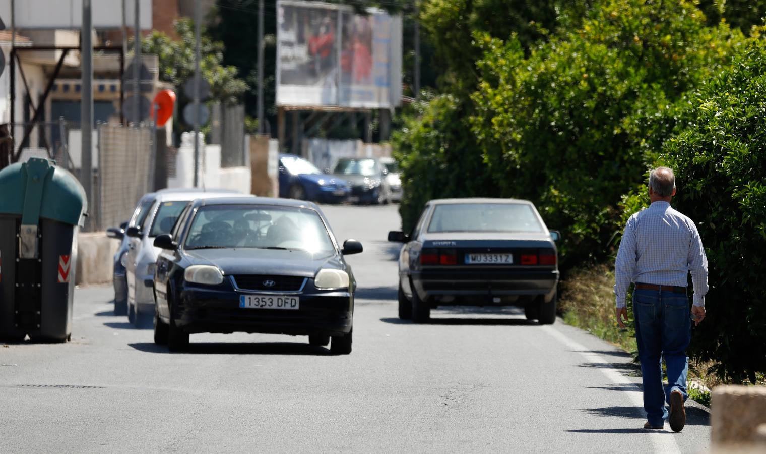 Las 400 familias que viven en el entorno critican que la falta de aceras les expone ante los vehículos.