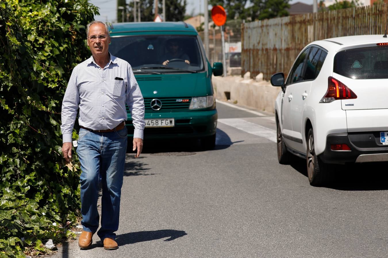 Las 400 familias que viven en el entorno critican que la falta de aceras les expone ante los vehículos.