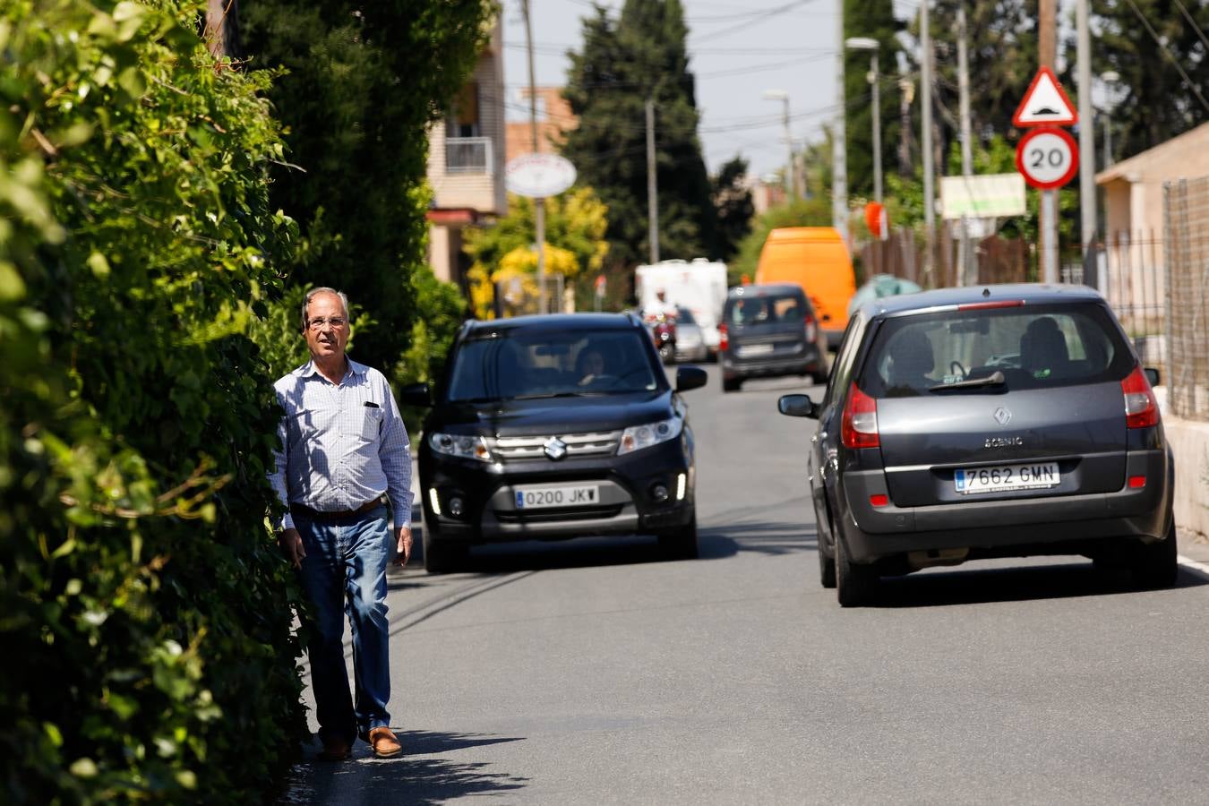 Las 400 familias que viven en el entorno critican que la falta de aceras les expone ante los vehículos.