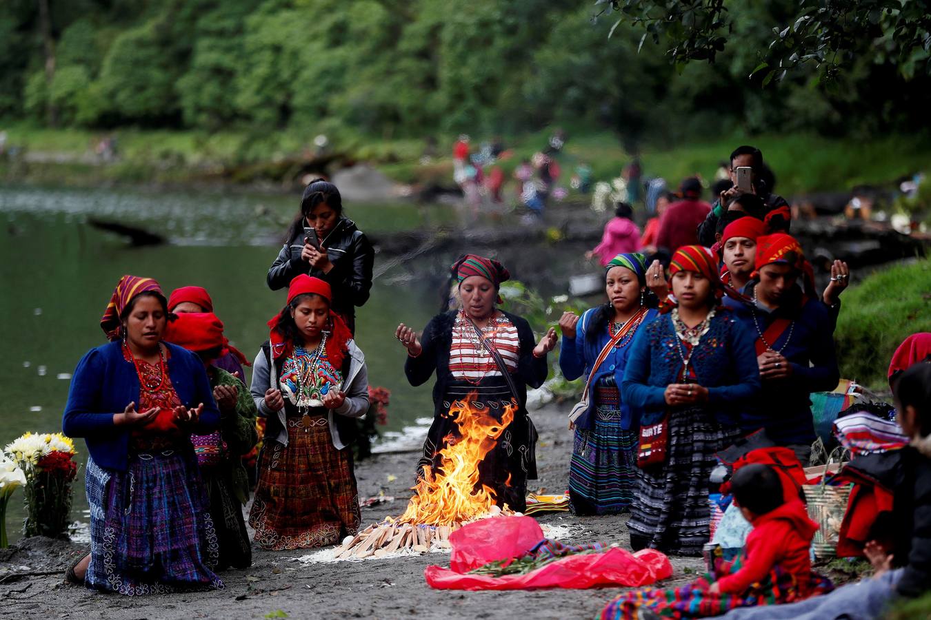 La Laguna de Chicabal, una cuenca sagrada de los mayas color verde esmeralda y rodeada por un bosque de nubes donde se escucha el murmullo del quetzal, es un encuentro espiritual de indígenas: antes del amanecer, centenares de indígenas Mam suben una montaña empinada para llegar al centro del cráter de Chicabal, que desde hace cientos de años se ha convertido en el escenario de la «Rogativa de la lluvia». 