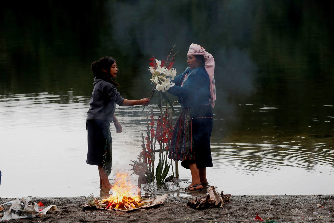 La Laguna de Chicabal, una cuenca sagrada de los mayas color verde esmeralda y rodeada por un bosque de nubes donde se escucha el murmullo del quetzal, es un encuentro espiritual de indígenas: antes del amanecer, centenares de indígenas Mam suben una montaña empinada para llegar al centro del cráter de Chicabal, que desde hace cientos de años se ha convertido en el escenario de la «Rogativa de la lluvia». 