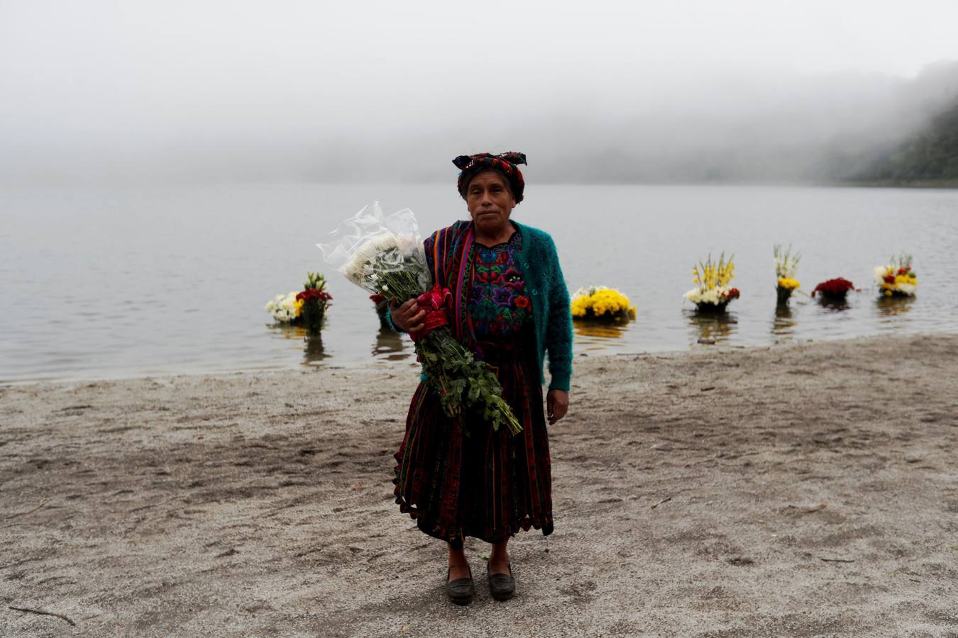 La Laguna de Chicabal, una cuenca sagrada de los mayas color verde esmeralda y rodeada por un bosque de nubes donde se escucha el murmullo del quetzal, es un encuentro espiritual de indígenas: antes del amanecer, centenares de indígenas Mam suben una montaña empinada para llegar al centro del cráter de Chicabal, que desde hace cientos de años se ha convertido en el escenario de la «Rogativa de la lluvia». 