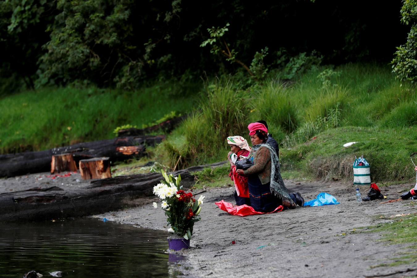 La Laguna de Chicabal, una cuenca sagrada de los mayas color verde esmeralda y rodeada por un bosque de nubes donde se escucha el murmullo del quetzal, es un encuentro espiritual de indígenas: antes del amanecer, centenares de indígenas Mam suben una montaña empinada para llegar al centro del cráter de Chicabal, que desde hace cientos de años se ha convertido en el escenario de la «Rogativa de la lluvia». 