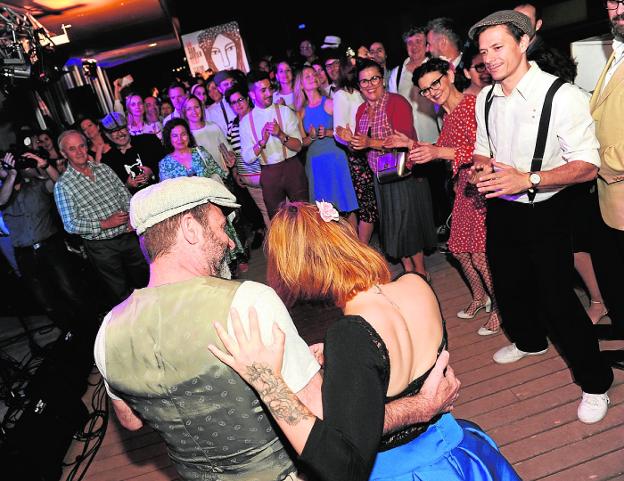 Fiesta de presentación, anoche, en San Javier, con ambientación musical. 