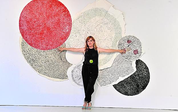 Carmen Baena (Guadix, 1967), delante de una de sus obras, en el Centro Párraga de Murcia. 