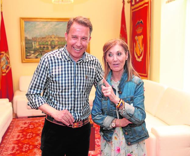 Gil y Menduiña, en actitud distendida, tras el encuentro de ayer. 