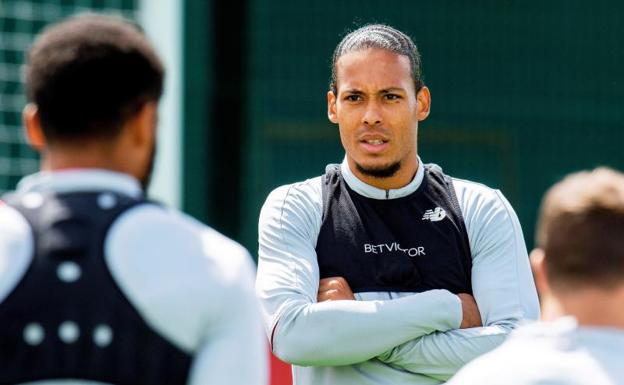 Virgil Van Dijk, durante un entrenamiento del Liverpool.