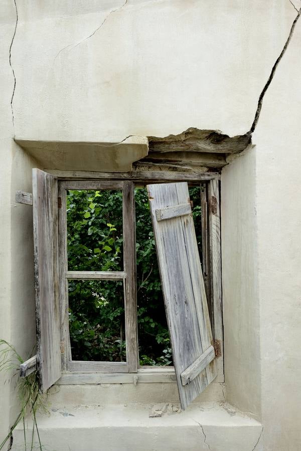La aldea de Aledo sucumbe al paso del tiempo, devorada por el olvido y la vegetación.